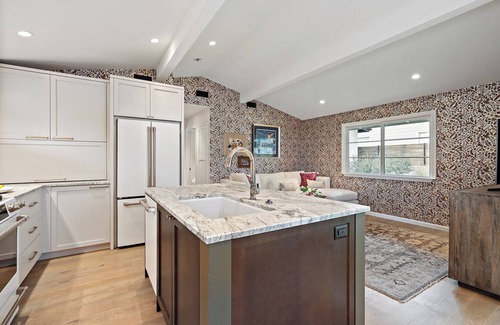 Westfield Casa | Luxury 2-bedroom Designer Home in Deep Eddy, minutes to Downtown & Lady Lake