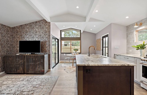 Westfield Casa | Luxury 2-bedroom Designer Home in Deep Eddy, minutes to Downtown & Lady Lake