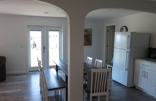 Central Okanagan Casa | Nueva suite de lujo de 2 dormitorios, jardín privado con vistas a la montaña. Muy silencioso