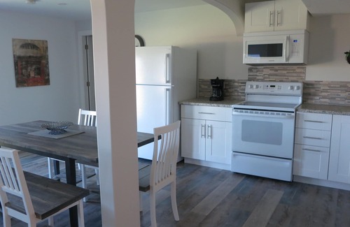 Central Okanagan Casa | Nueva suite de lujo de 2 dormitorios, jardín privado con vistas a la montaña. Muy silencioso