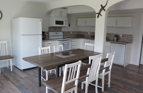 Central Okanagan Casa | Nueva suite de lujo de 2 dormitorios, jardín privado con vistas a la montaña. Muy silencioso