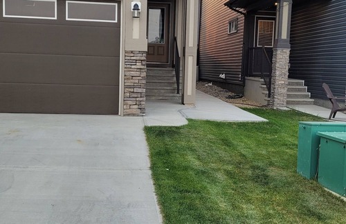 Airdrie Casa | Luxury 2 Bedroom Suite
