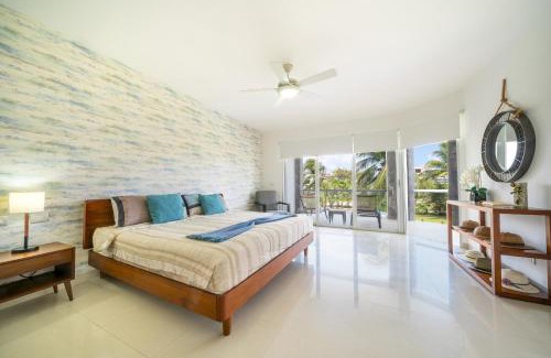 Puerto Juarez Casa | Luxury 2 BR Condo with tub & Infinity Pool - Beach Side At Mareazul - Sirenita G