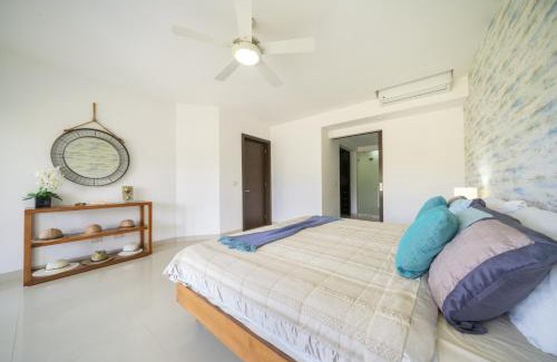 Puerto Juarez Casa | Luxury 2 BR Condo with tub & Infinity Pool - Beach Side At Mareazul - Sirenita G