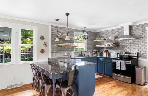 Columbia Otro | Luxury 22 Acre Farmhouse Between Franklin & Columbia *pool*animals* working farm