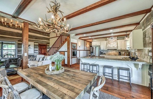 Fredericksburg Casa | Luxury 23-AC Ranch Hot Tub and Hill Country Views!