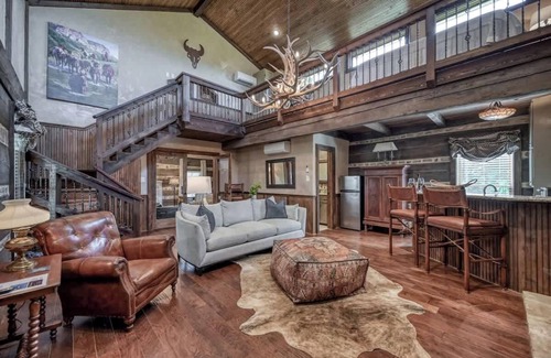 Fredericksburg Casa | Luxury 23-AC Ranch Hot Tub and Hill Country Views!