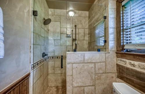 Fredericksburg Casa | Luxury 23-AC Ranch Hot Tub and Hill Country Views!