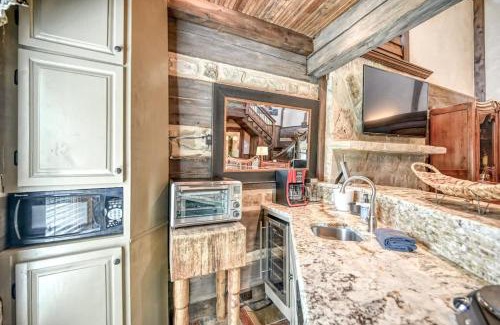 Fredericksburg Casa | Luxury 23-AC Ranch Hot Tub and Hill Country Views!