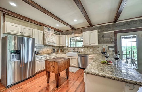 Fredericksburg Casa | Luxury 23-ac Ranch Hot Tub and Hill Country Views!