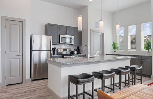 Vista Del Pueblo Apartamento | Luxury 2BD/2BA Near Airport 3386