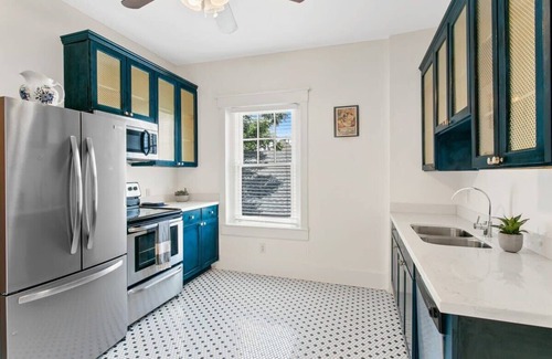 Lower Garden District Apartamento | Luxury 2BD Apt | 1 Block off St. Charles