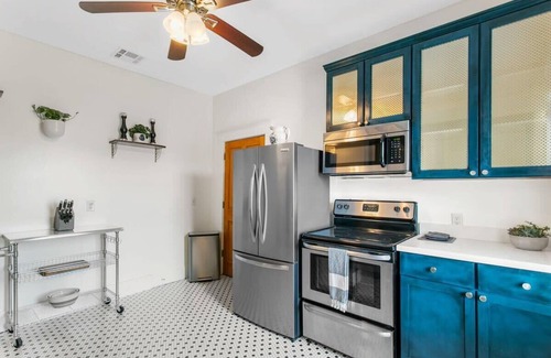 Lower Garden District Apartamento | Luxury 2BD Apt | 1 Block off St. Charles