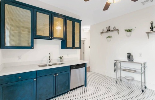 Lower Garden District Apartamento | Luxury 2BD Apt | 1 Block off St. Charles