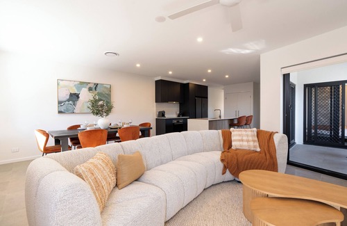 Mount Gravatt East Apartamento | Luxury 2BD apartment mountain view free parking walking distance to shopping