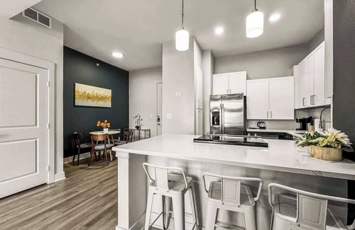 Deep Ellum Apartamento | Luxury 2BD | DT Deep Ellum | 3 Beds | Free Parking