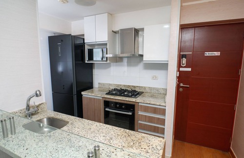 Miraflores Condominio | 2 hab de lujo en Miraflores - UP1, A / C, ventanas insonorizadas, piscina, barbacoa