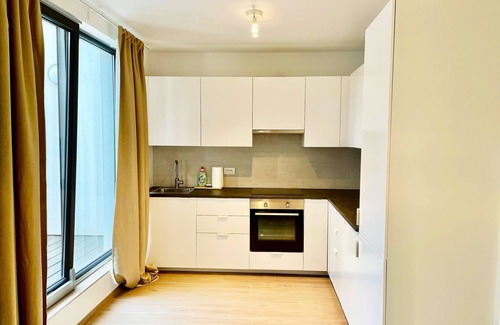 Klein-Antwerpen Apartamento | Luxury 2BR 1BA Near Fashion District by Oneluxstay