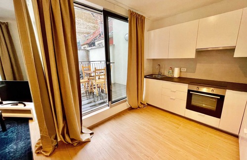 Klein-Antwerpen Apartamento | Luxury 2BR 1BA Near Fashion District by Oneluxstay