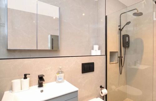 Finchley Apartamento | Luxury 2BR 2BA London Apartment – Ideal for Families & Business Travel