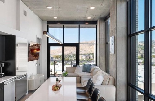 Rio Grande Apartamento | Luxury 2BR 2BA Penthouse-Pool, Gym, Pkg, Views!