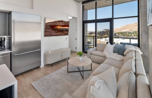 Rio Grande Apartamento | Luxury 2BR 2BA Penthouse-Pool, Gym, Pkg, Views!