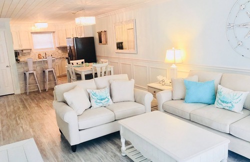 North Carolina Coast Condominio | LUJO 2BR, 2BA condominio piso superior con impresionantes vistas al mar y piscina!