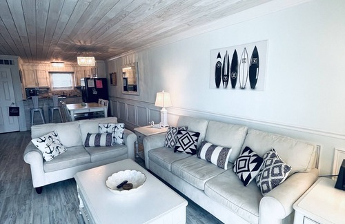 North Carolina Coast Condominio | LUJO 2BR, 2BA condominio piso superior con impresionantes vistas al mar y piscina!