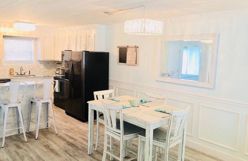 North Carolina Coast Condominio | LUJO 2BR, 2BA condominio piso superior con impresionantes vistas al mar y piscina!