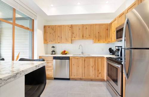 Whistler Cay Heights Casa | Casa adosada de lujo 2BR / 2BA: piscina, HT, almacenamiento seguro de bicicletas