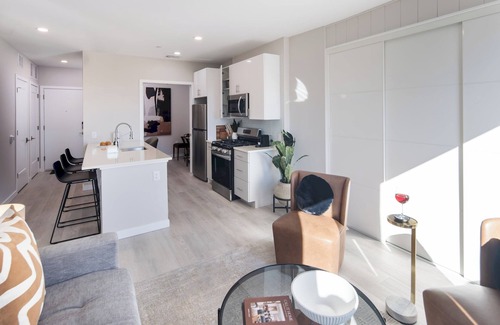 The Hill Apartamento | Luxury 2BR Apt + Work-From-Home Space