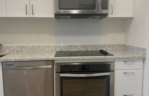 East Village Apartamento | Luxury 2BR Condo in Downtown Calgary | Free Parking | Walk to Stampede & C-Train