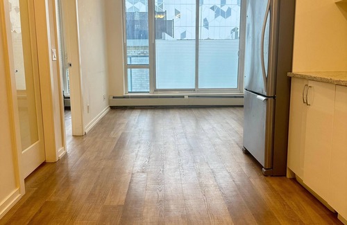 East Village Apartamento | Luxury 2BR Condo in Downtown Calgary | Free Parking | Walk to Stampede & C-Train