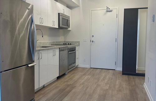 East Village Apartamento | Luxury 2BR Condo in Downtown Calgary | Free Parking | Walk to Stampede & C-Train