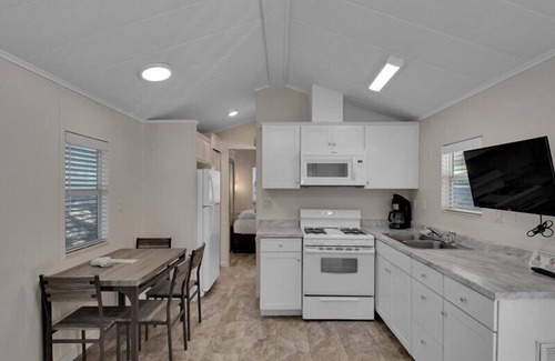 Pigeon Forge Cabaña | Luxury 2BR Cottage with Mountain Views