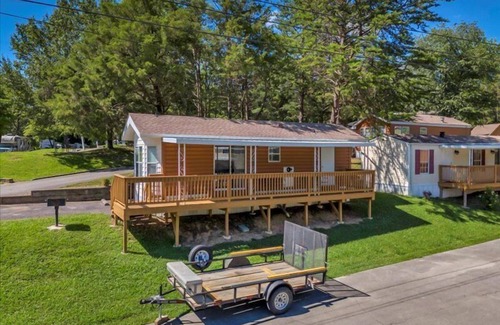 Pigeon Forge Cabaña | Luxury 2BR Cottage with Mountain Views