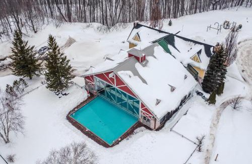 Oro-Medonte Apartamento | Luxury 2BR King Condo with Pool & Spa Access