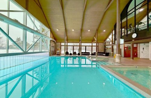 Oro-Medonte Apartamento | Luxury 2BR King Condo with Pool & Spa Access