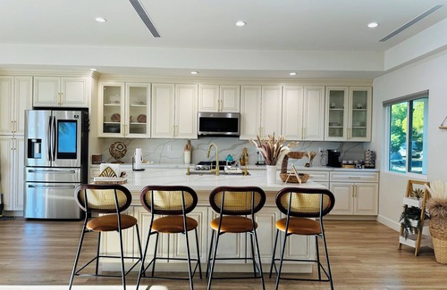 Burbank Casa | Luxury 2BR Retreat with Glamping Tent Near Universal Studios, Hollywood!