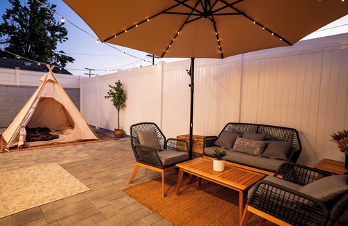 Burbank Casa | Luxury 2BR Retreat with Glamping Tent Near Universal Studios, Hollywood!