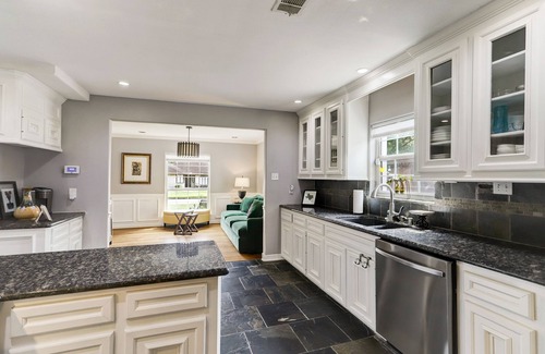 MacGregor Casa | Luxury 3-Bed Home & Edible Garden - 5 minutes from med center, nightlife & MORE!