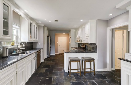 MacGregor Casa | Luxury 3-Bed Home & Edible Garden - 5 minutes from med center, nightlife & MORE!