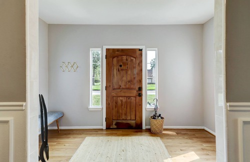 MacGregor Casa | Luxury 3-Bed Home & Edible Garden - 5 minutes from med center, nightlife & MORE!