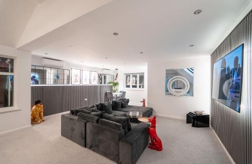 Northwood Casa | Luxury 3 bed Retreat with Hot tub