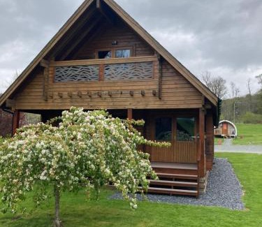 Llanbedr Chalet De Esquí | Luxury 3 bedroom, 3 bathroom lodge with hot tub