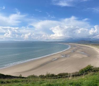 Llanbedr Chalet De Esquí | Luxury 3 bedroom, 3 bathroom lodge with hot tub