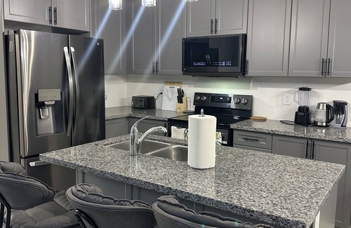 Wasaga Beach Casa | LUXURY 3 BEDROOM RETREAT IN WASAGA BEACH 15MIN DRIVE TO MANY AMENITIES!!!