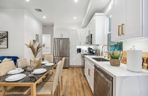 North Hollywood Casa | Luxury 3-Bedroom Home with Pool in Vibrant Los Angeles