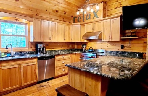 Stratton Cabina | Luxury 3-bedroom Maine Log Cabin Retreat