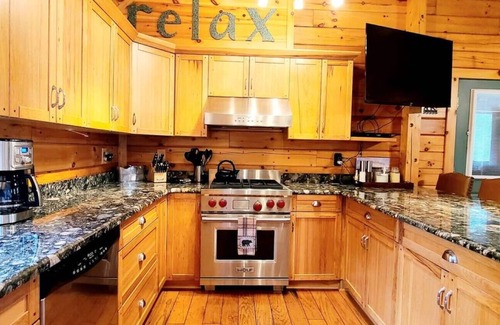 Stratton Cabina | Luxury 3-bedroom Maine Log Cabin Retreat